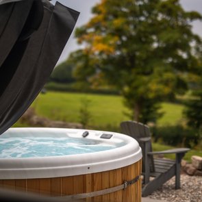 Waterwynch Mill holiday cottage hot tub