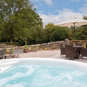 Waterwynch Mill holiday cottage hot tub